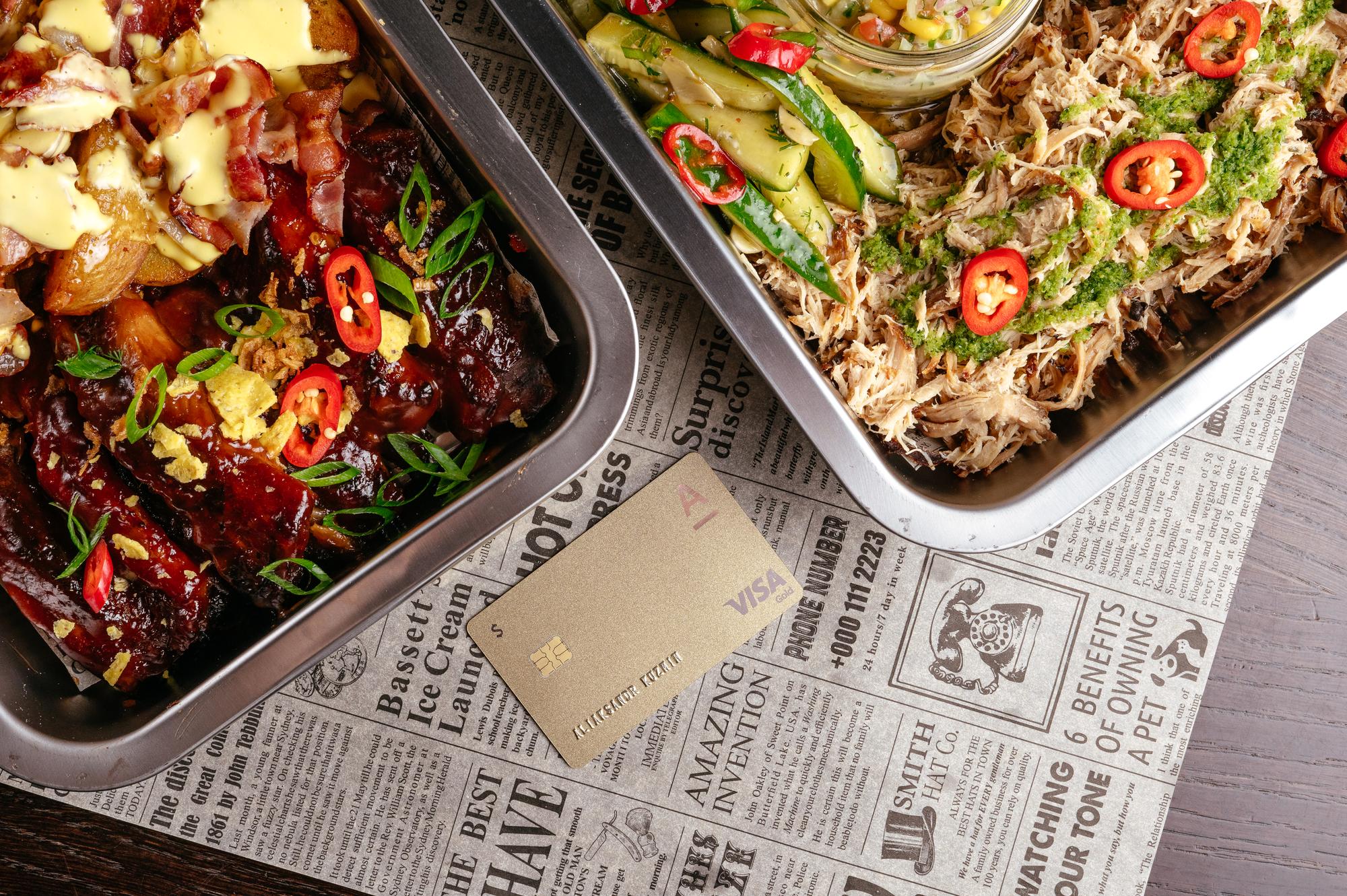 Lieferbox mit etikettierten Gourmet-Gerichten